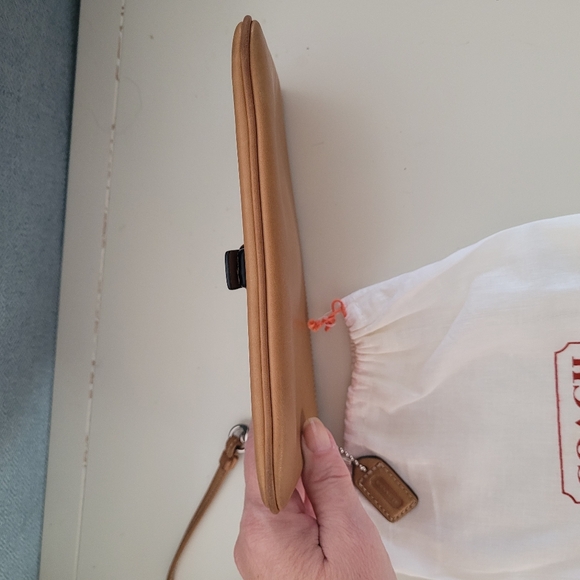 Coach Hampton Wristlet Y2K In Camel Leather